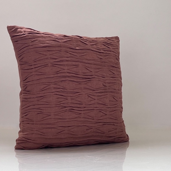 Southern Living Pintuck Rust pillow cover - Picture 2 of 6